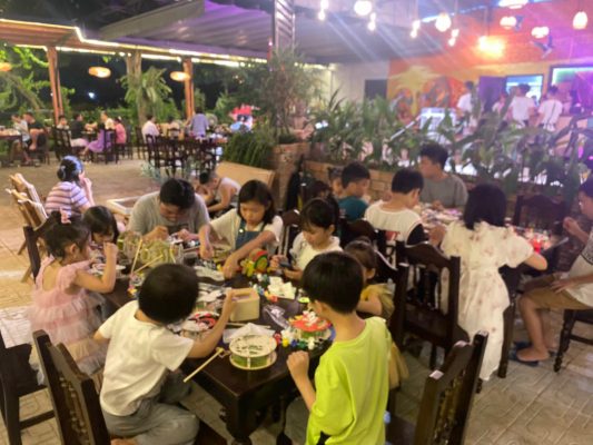 Các bạn nhỏ hào hứng tham gia các hoạt động nghệ thuật tại Lễ hội