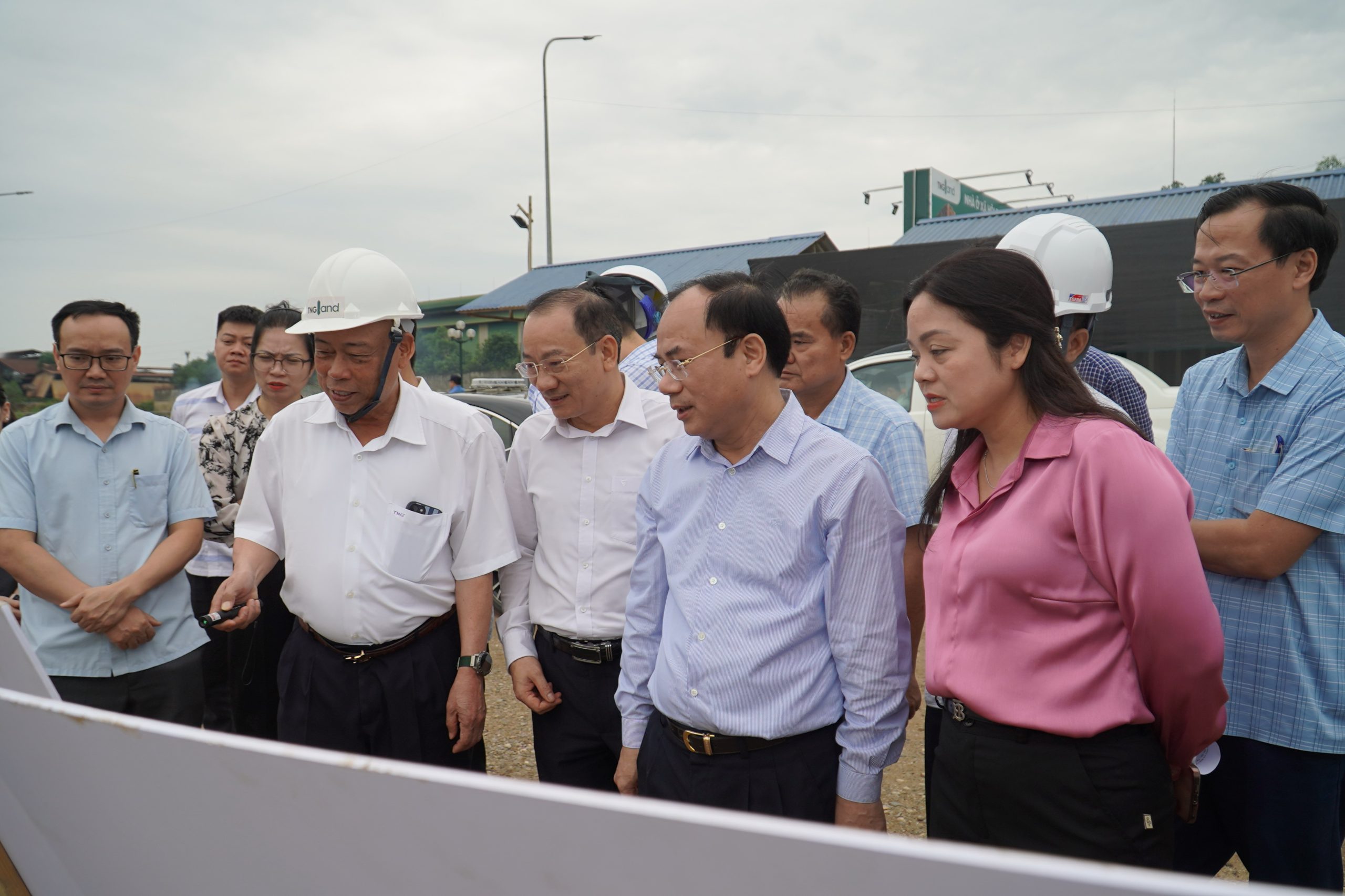 Thứ trưởng Bộ Xây dựng kiểm tra tiến độ Dự án Nhà ở xã hội TNG Việt Bắc
